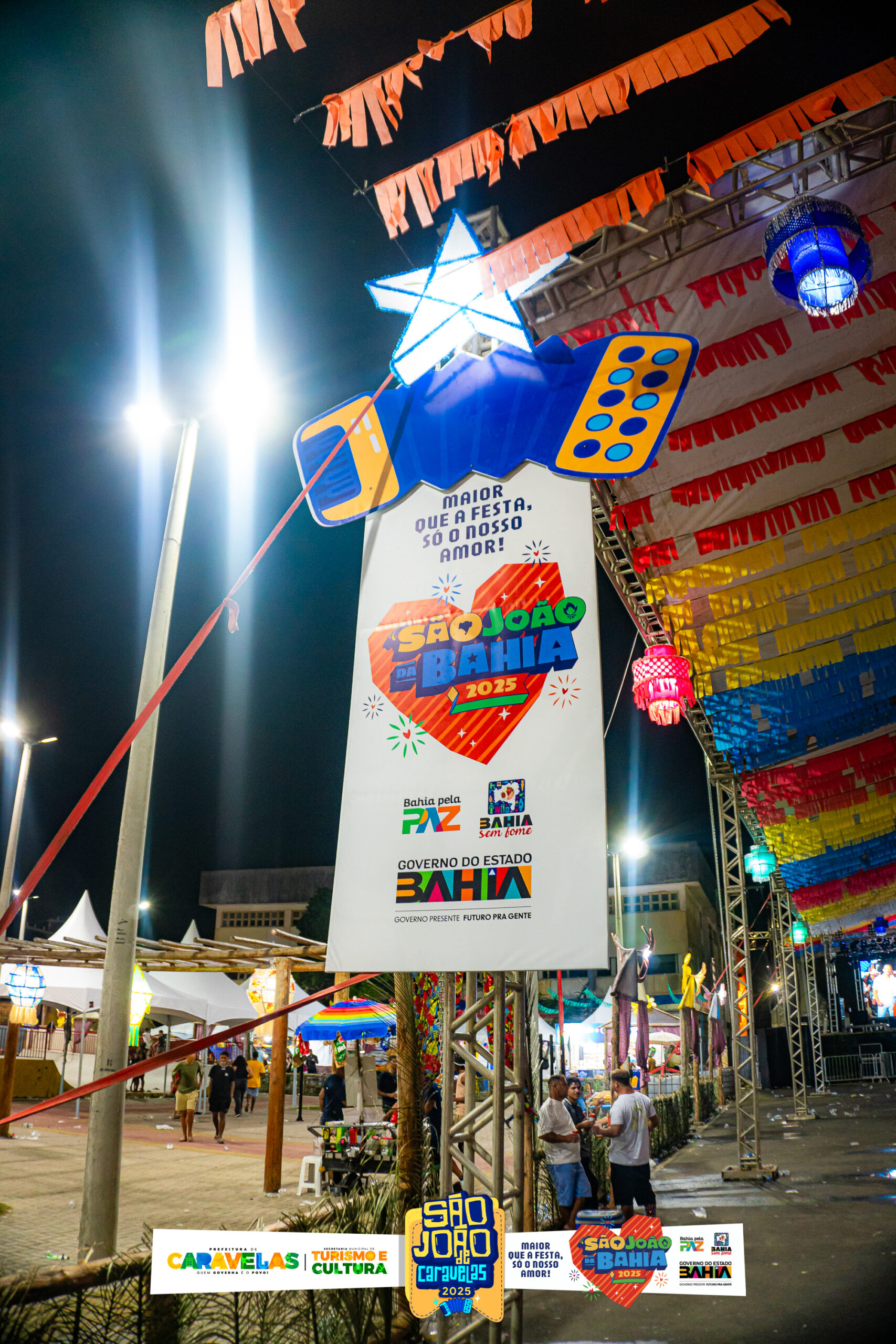 Tayrone agita o público no primeiro dia do São João de Caravelas 2025 7