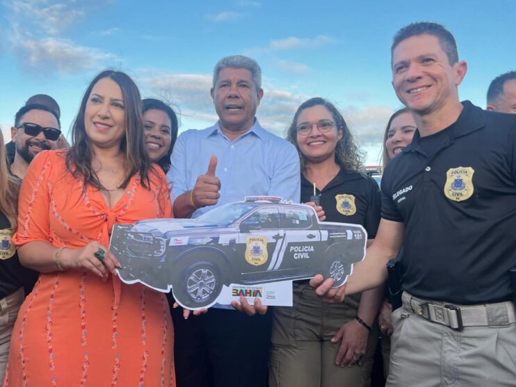 Deputada Cláudia Oliveira recebe novas viaturas para reforço da Polícia Civil na região 4