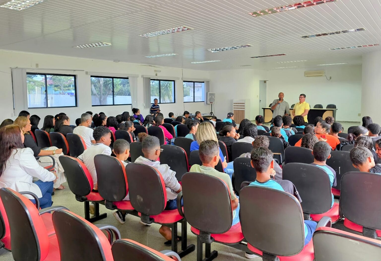 Escola de Mundo Novo visita a Câmara de Vereadores de Eunápolis Escola de Mundo Novo visita a Câmara de Vereadores de Eunápolis 9