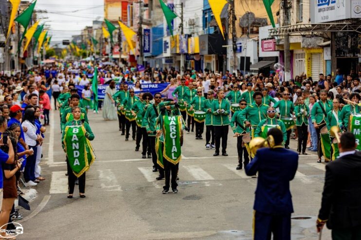 Desfile de 7 de Setembro atrai milhares de pessoas em Eunápolis 499