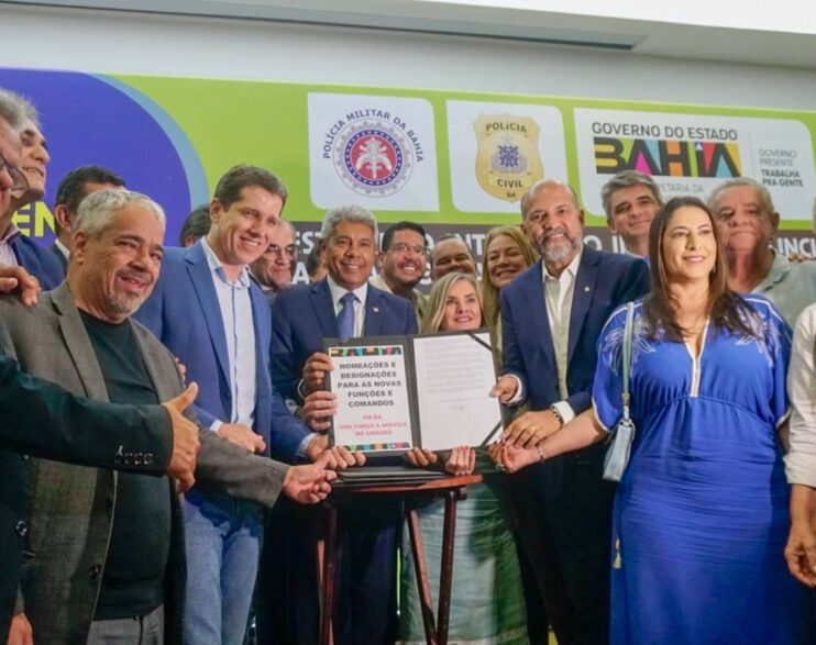 Ao lado de Cláudia e Robério, Jerônimo anuncia elevação da 7ª CIPM para Batalhão da PM em Eunápolis e reajuste salarial para policiais Ao lado de Cláudia e Robério, Jerônimo anuncia elevação da 7ª CIPM para Batalhão da PM em Eunápolis e reajuste salarial para policiais 12