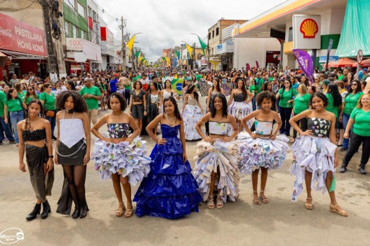 Desfile de 7 de Setembro atrai milhares de pessoas em Eunápolis 492