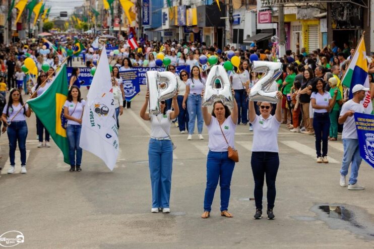 Desfile de 7 de Setembro atrai milhares de pessoas em Eunápolis 498