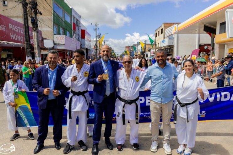 Desfile de 7 de Setembro atrai milhares de pessoas em Eunápolis 493