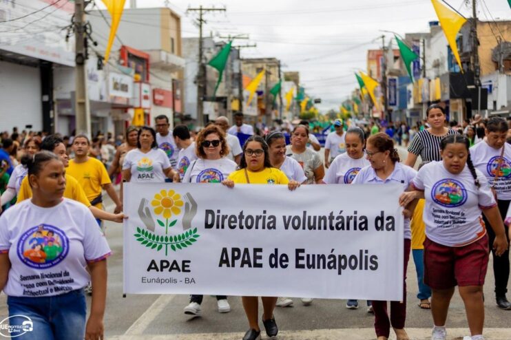 Desfile de 7 de Setembro atrai milhares de pessoas em Eunápolis 496