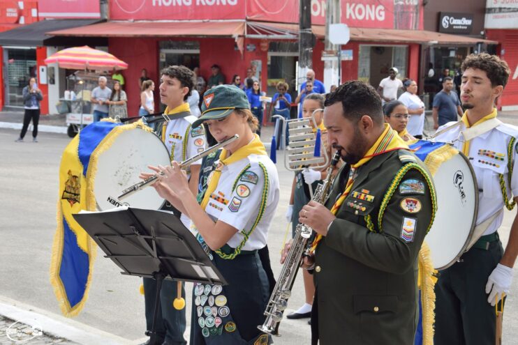 Desfile de 7 de Setembro atrai milhares de pessoas em Eunápolis 12