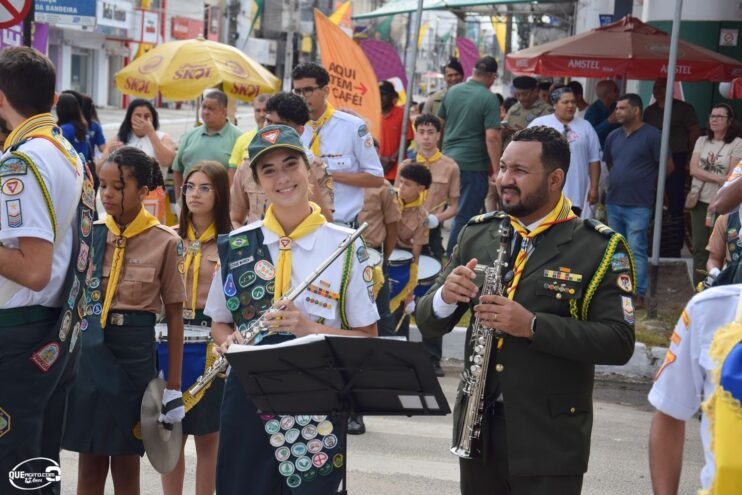 Desfile de 7 de Setembro atrai milhares de pessoas em Eunápolis 13