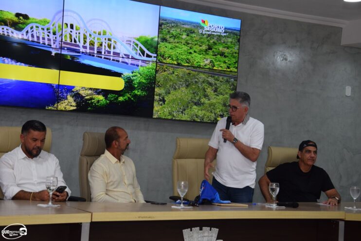 DSC_0042 Prefeito homenageia Durval Lellys e anuncia atrações para o Verão em Porto Seguro 25