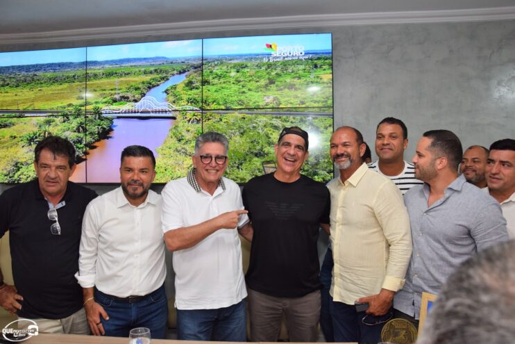 DSC_0100 Prefeito homenageia Durval Lellys e anuncia atrações para o Verão em Porto Seguro 53