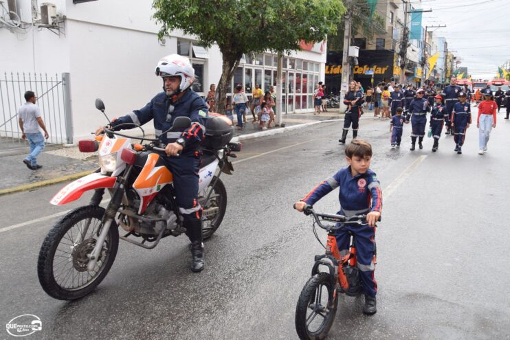 Desfile de 7 de Setembro atrai milhares de pessoas em Eunápolis 87
