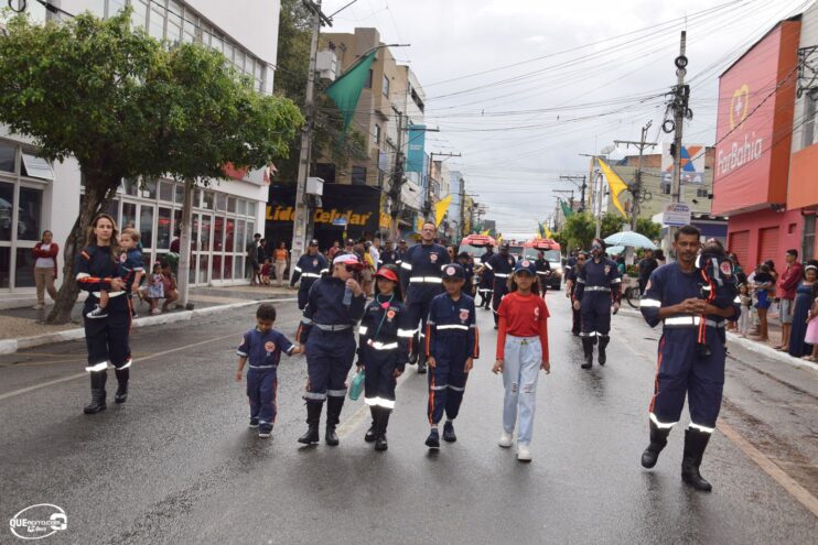 Desfile de 7 de Setembro atrai milhares de pessoas em Eunápolis 88