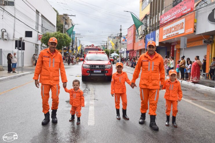 Desfile de 7 de Setembro atrai milhares de pessoas em Eunápolis 97
