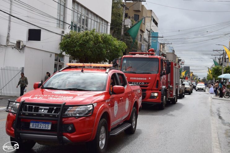 Desfile de 7 de Setembro atrai milhares de pessoas em Eunápolis 99