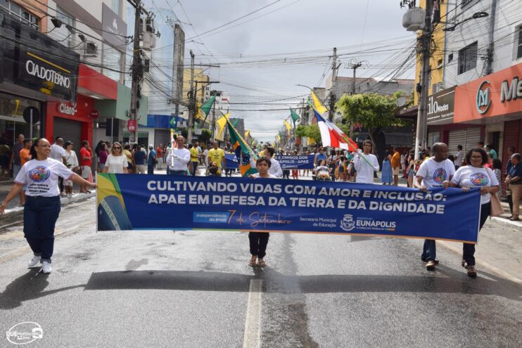 Desfile de 7 de Setembro atrai milhares de pessoas em Eunápolis 111