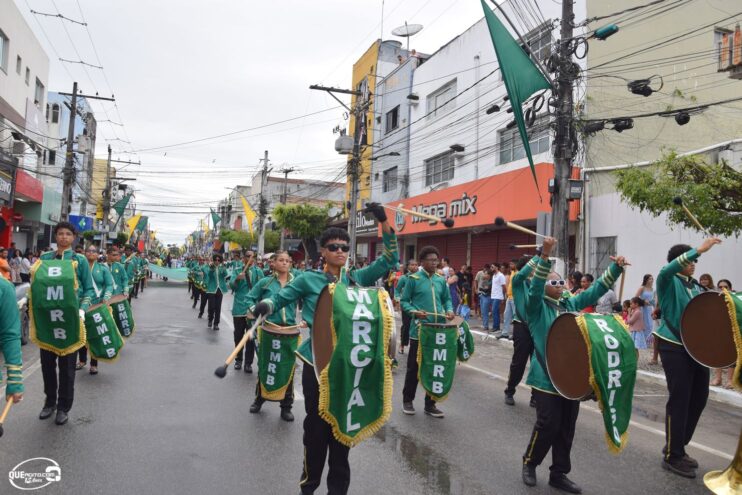 Desfile de 7 de Setembro atrai milhares de pessoas em Eunápolis 136