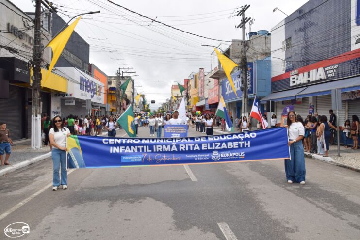 Desfile de 7 de Setembro atrai milhares de pessoas em Eunápolis 159