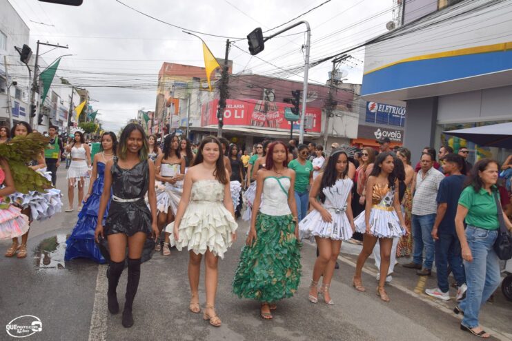 Desfile de 7 de Setembro atrai milhares de pessoas em Eunápolis 182