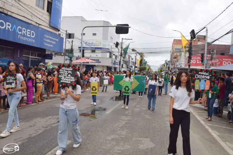 Desfile de 7 de Setembro atrai milhares de pessoas em Eunápolis 187
