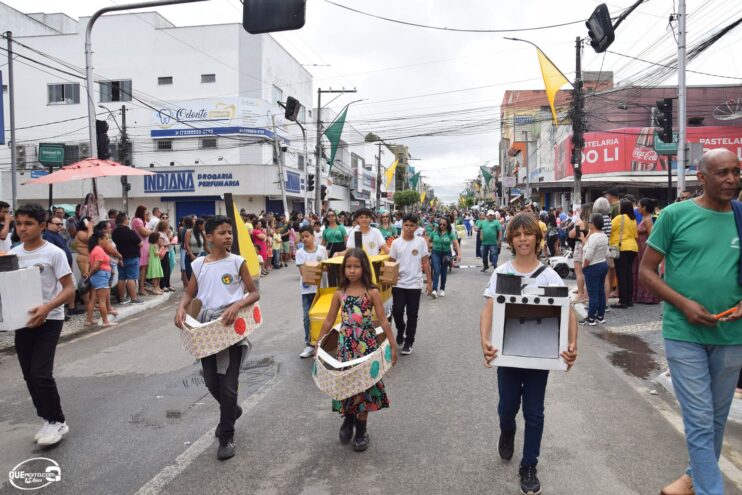Desfile de 7 de Setembro atrai milhares de pessoas em Eunápolis 190