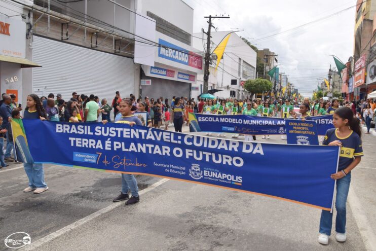 Desfile de 7 de Setembro atrai milhares de pessoas em Eunápolis 198