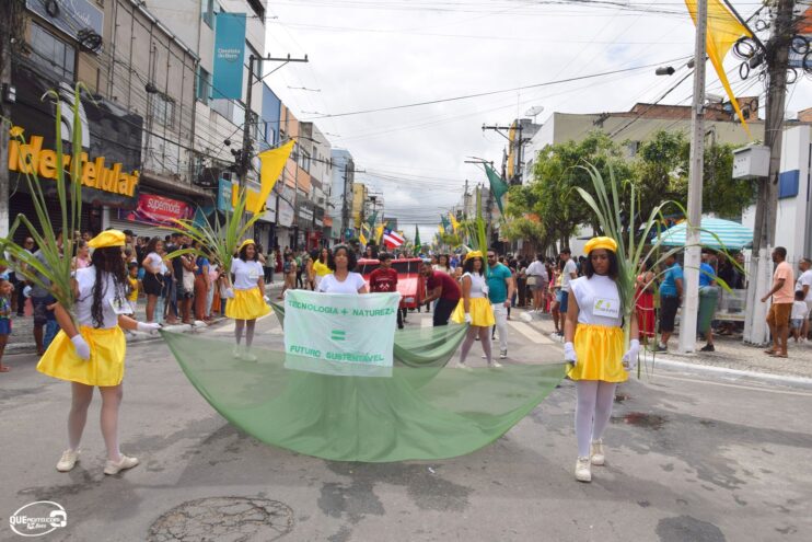 Desfile de 7 de Setembro atrai milhares de pessoas em Eunápolis 210