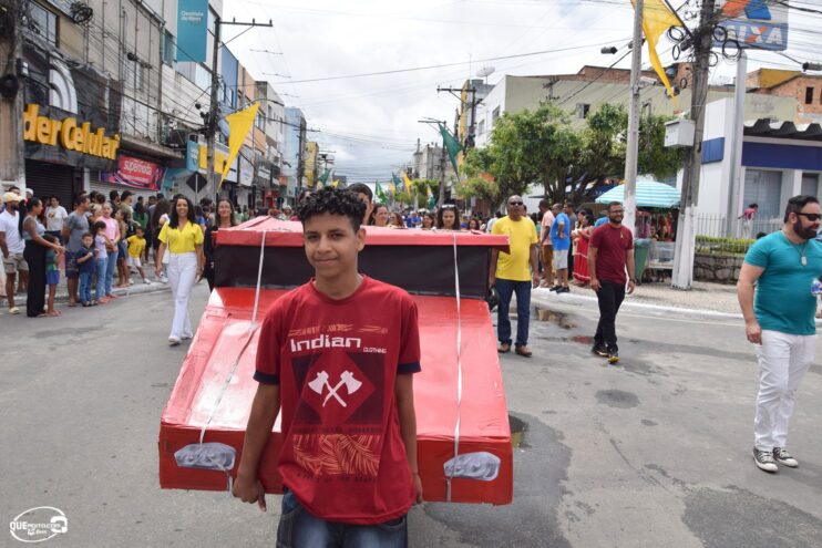 Desfile de 7 de Setembro atrai milhares de pessoas em Eunápolis 212