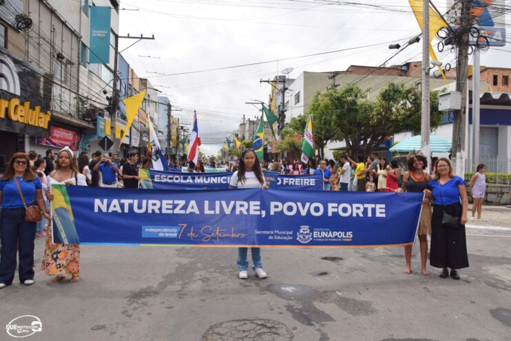 Desfile de 7 de Setembro atrai milhares de pessoas em Eunápolis 216