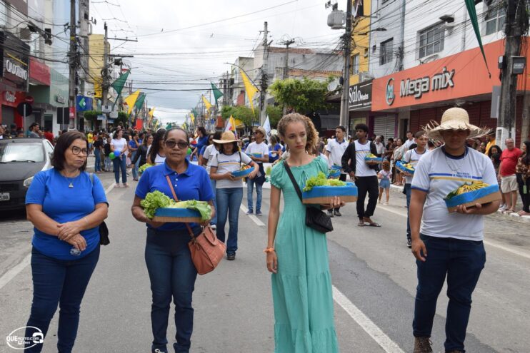 Desfile de 7 de Setembro atrai milhares de pessoas em Eunápolis 230