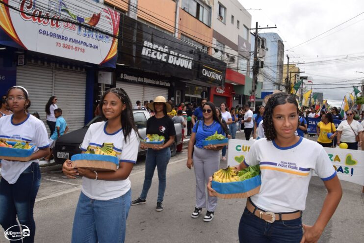 Desfile de 7 de Setembro atrai milhares de pessoas em Eunápolis 233