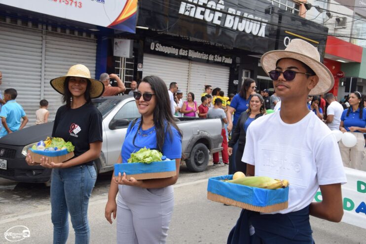 Desfile de 7 de Setembro atrai milhares de pessoas em Eunápolis 235
