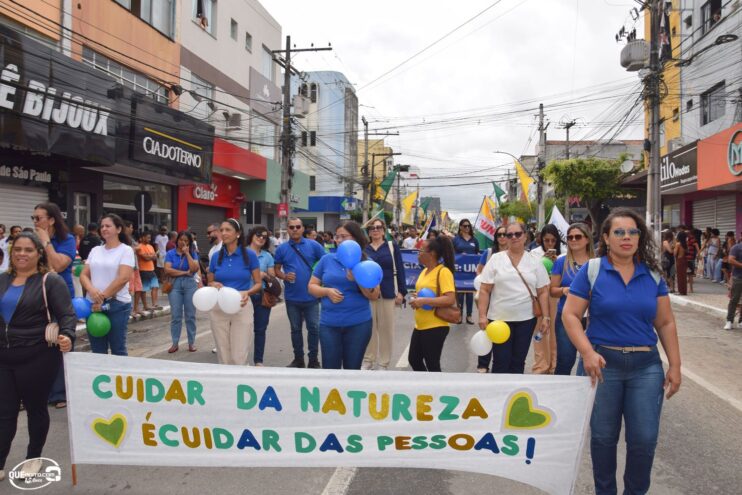 Desfile de 7 de Setembro atrai milhares de pessoas em Eunápolis 236