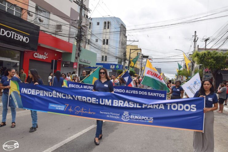 Desfile de 7 de Setembro atrai milhares de pessoas em Eunápolis 237