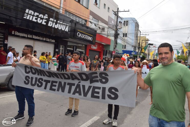 Desfile de 7 de Setembro atrai milhares de pessoas em Eunápolis 238