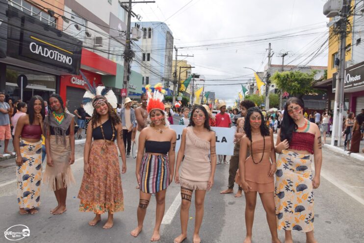 Desfile de 7 de Setembro atrai milhares de pessoas em Eunápolis 240