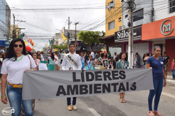 Desfile de 7 de Setembro atrai milhares de pessoas em Eunápolis 243
