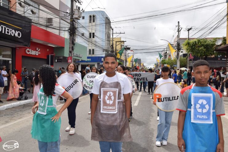 Desfile de 7 de Setembro atrai milhares de pessoas em Eunápolis 247