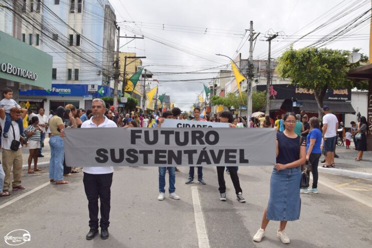 Desfile de 7 de Setembro atrai milhares de pessoas em Eunápolis 248