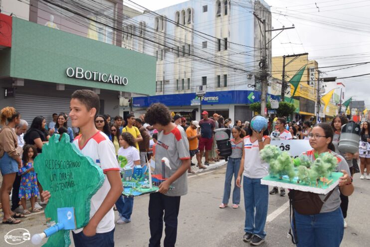 Desfile de 7 de Setembro atrai milhares de pessoas em Eunápolis 249