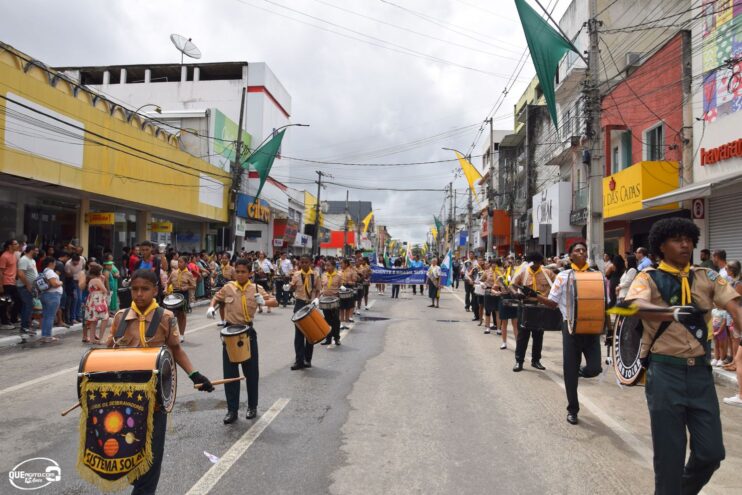Desfile de 7 de Setembro atrai milhares de pessoas em Eunápolis 260