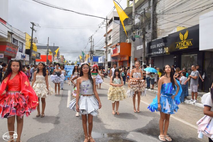 Desfile de 7 de Setembro atrai milhares de pessoas em Eunápolis 270