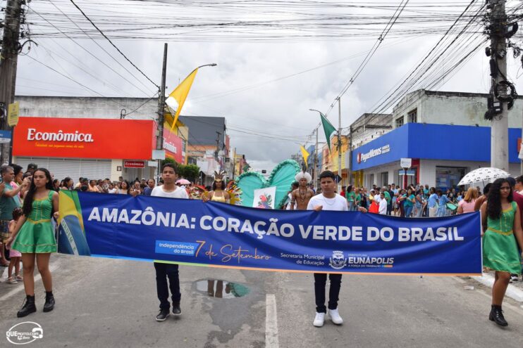 Desfile de 7 de Setembro atrai milhares de pessoas em Eunápolis 281