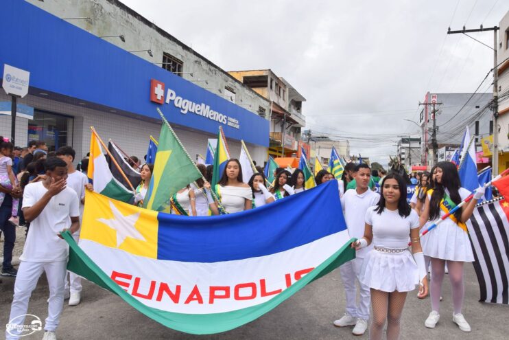 Desfile de 7 de Setembro atrai milhares de pessoas em Eunápolis 284