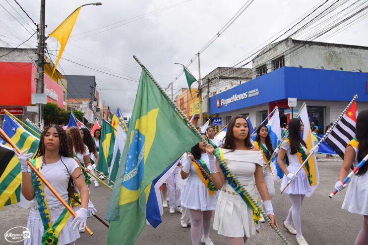 Desfile de 7 de Setembro atrai milhares de pessoas em Eunápolis 285
