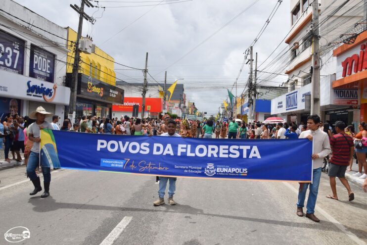 Desfile de 7 de Setembro atrai milhares de pessoas em Eunápolis 290