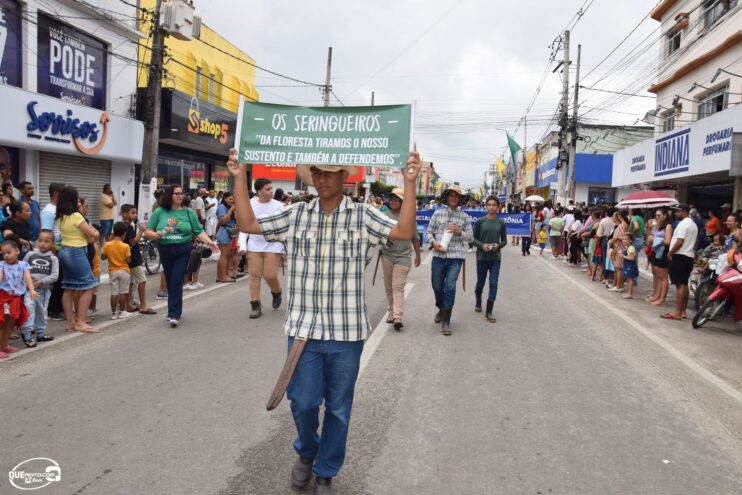 Desfile de 7 de Setembro atrai milhares de pessoas em Eunápolis 301
