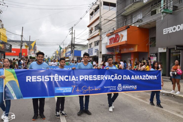 Desfile de 7 de Setembro atrai milhares de pessoas em Eunápolis 303