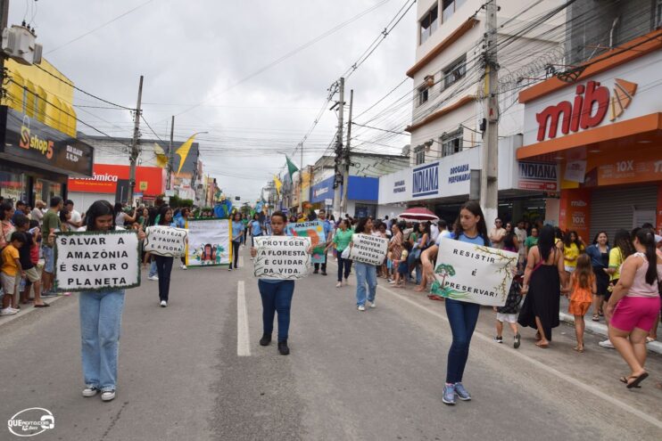 Desfile de 7 de Setembro atrai milhares de pessoas em Eunápolis 305