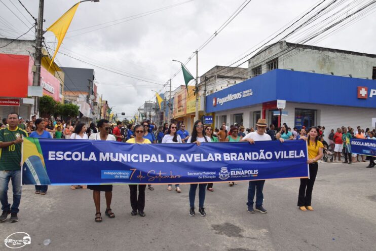 Desfile de 7 de Setembro atrai milhares de pessoas em Eunápolis 312