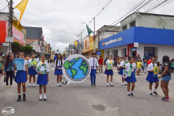Desfile de 7 de Setembro atrai milhares de pessoas em Eunápolis 318