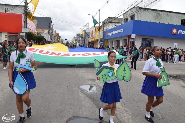 Desfile de 7 de Setembro atrai milhares de pessoas em Eunápolis 322